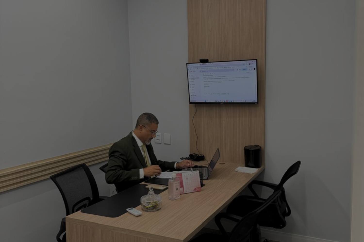Atendimento na sala de reunião do escritório